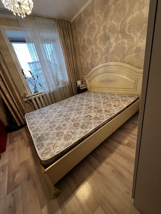 Продам двуспальную кровать с матрасом дешево!