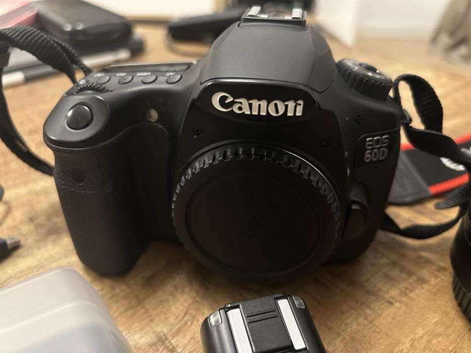 Canon 60D + doua obiective(50mm 1.8, 18-55 kit), blit, backpack