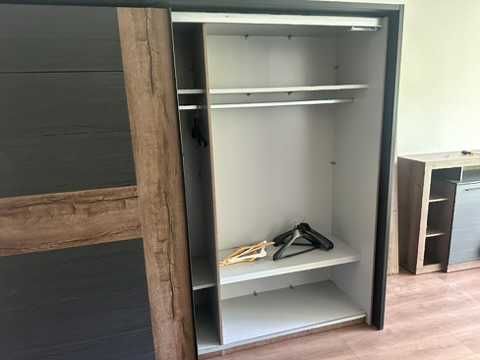 Голям гардероб с плъзгащи врати 280×65×220 см