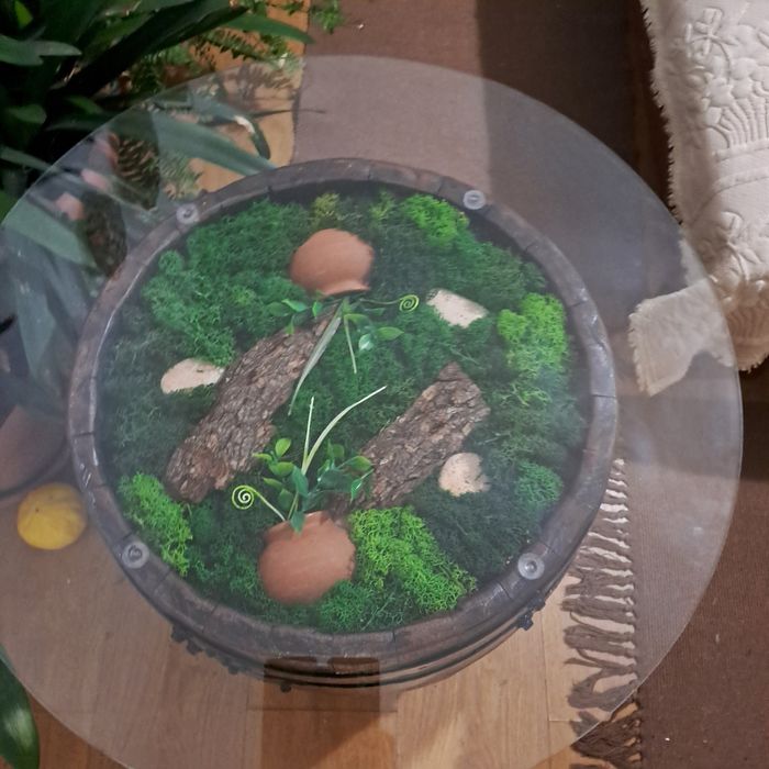 Маса от автентична бъчва с подарък дървен цветарник