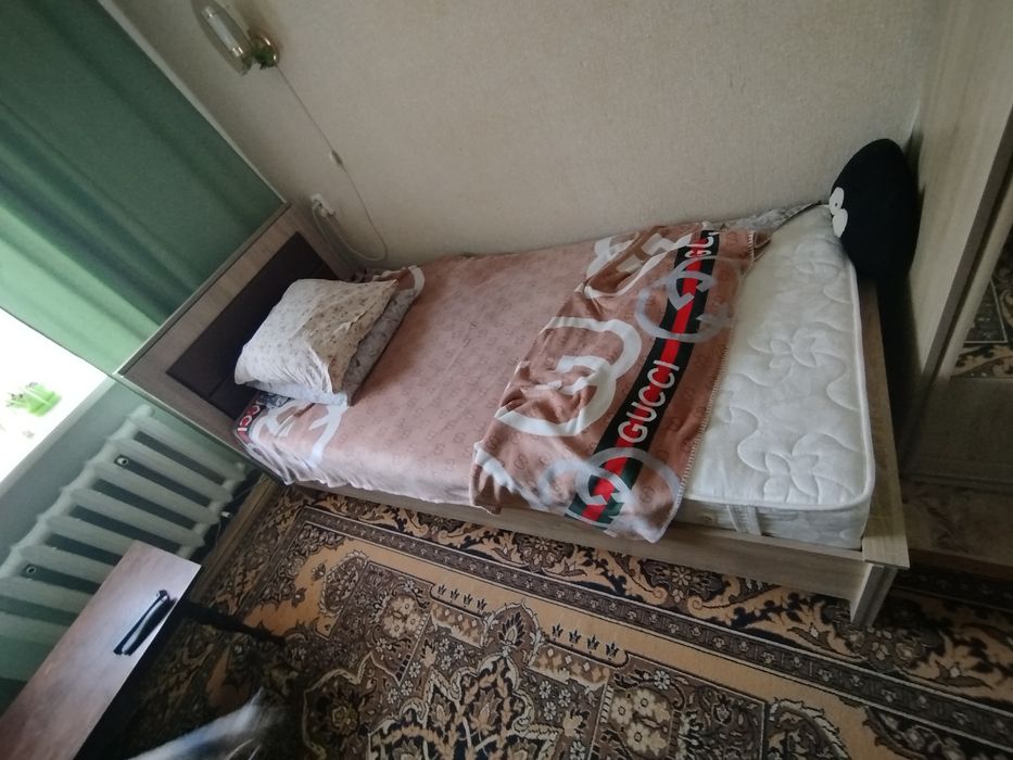 Кровать односпальная с матрасом