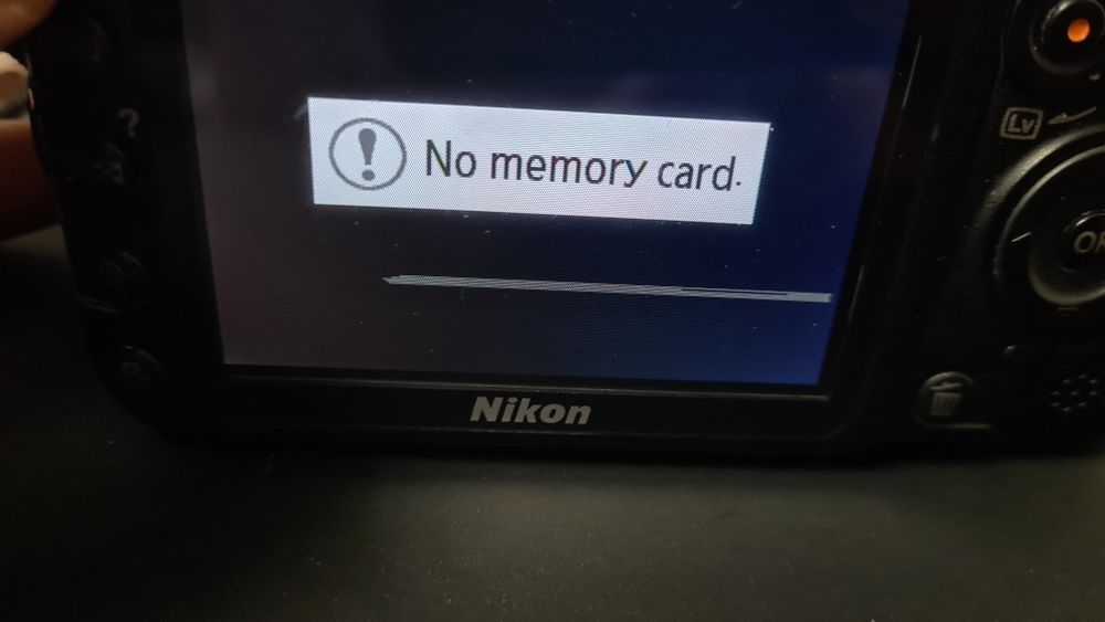 DSLR Nikon D3100 + blitz SB-600 + 2 obiective