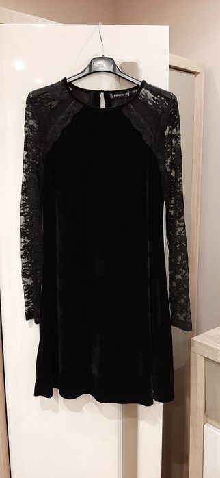 Дамска кадифена рокля с дантелени ръкави