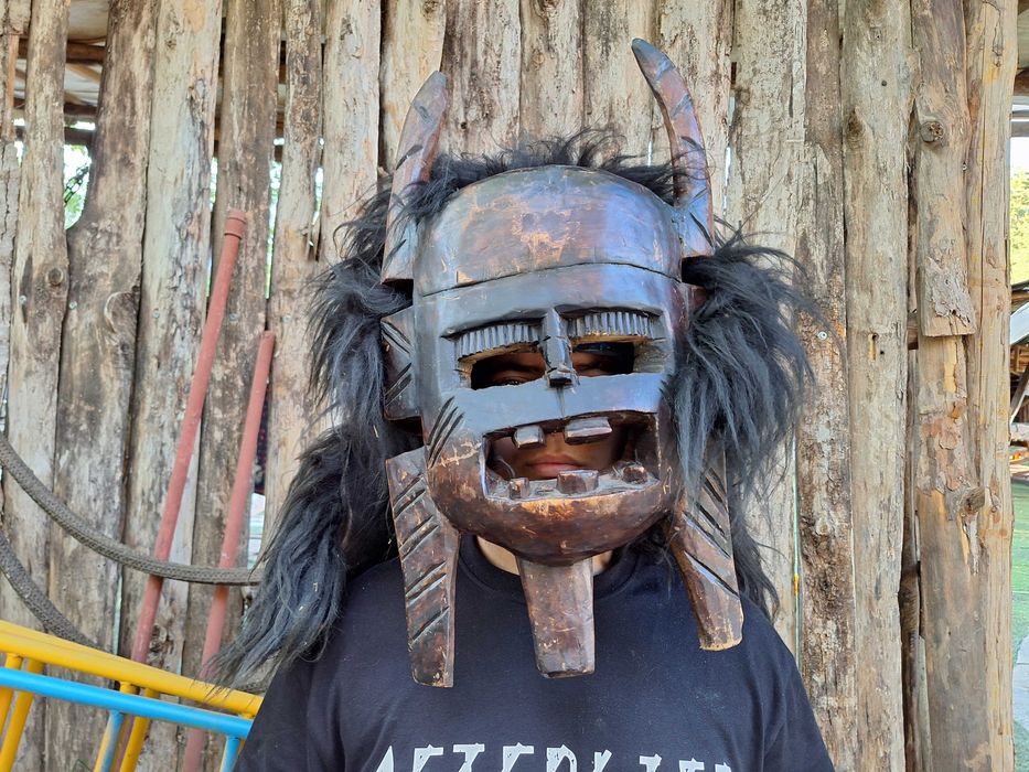 Кукерска маска от дърво и кожа