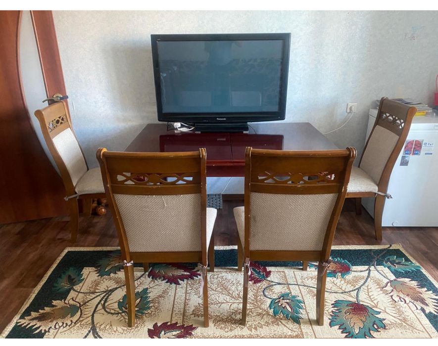 Стол со стульями в гостинную комнату