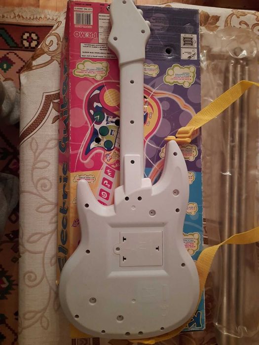 Конструктор за игра и сглобяване и китара за игра и свирене