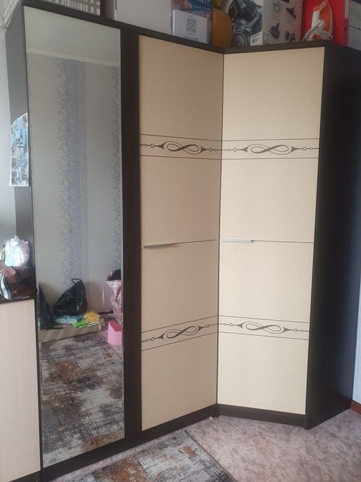 Угловой шкаф для спальни