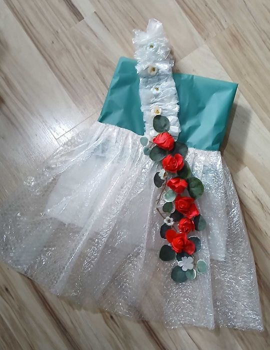 Rochie din materiale reciclabile,foarte frumoasa,mar 5-7 anii