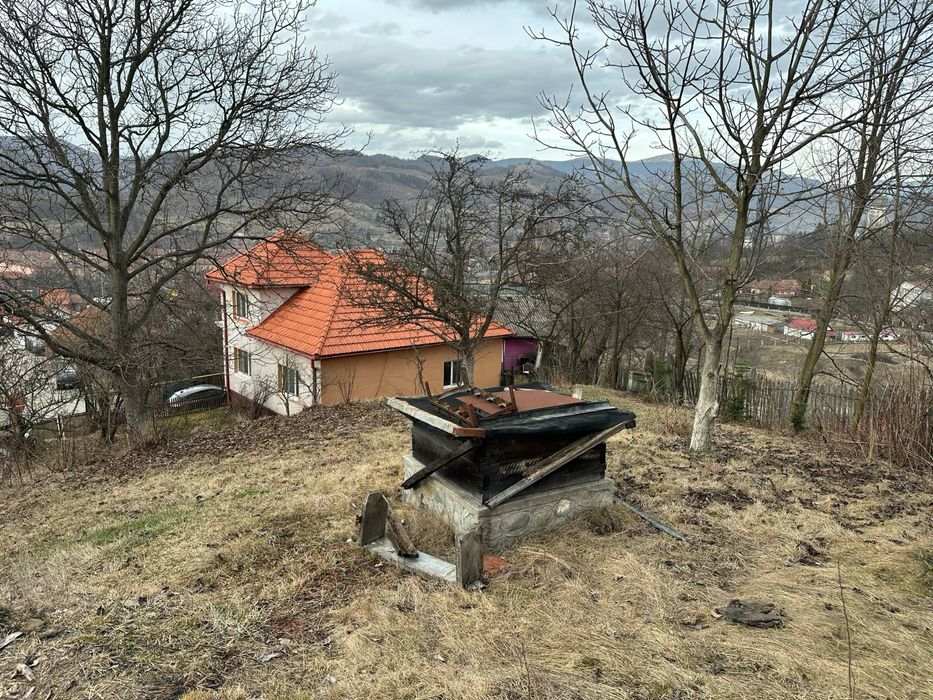 Vand doua case Petrila sau schimb