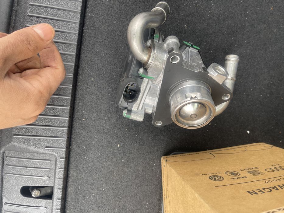 Supapa EGR Volkswagen Passat B8 (2014-2019) cod 04L131501 AD