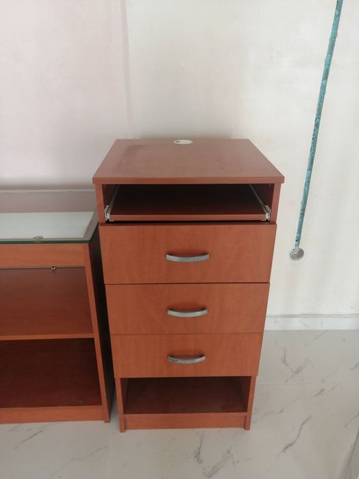 Мебели за магазин