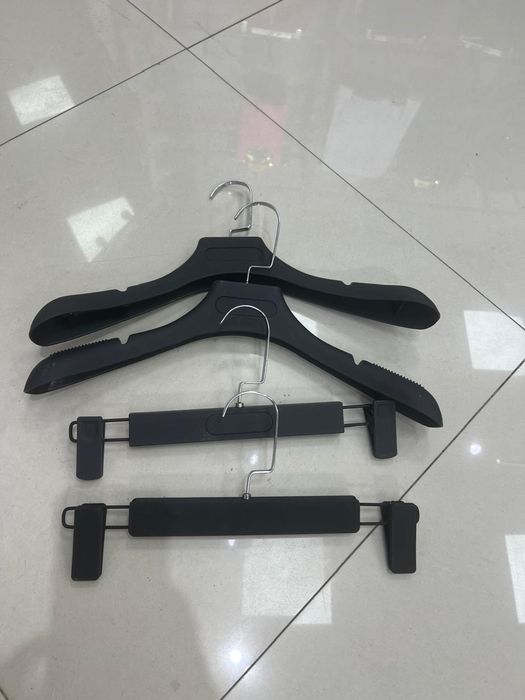 Продаю вешалки черные и золото