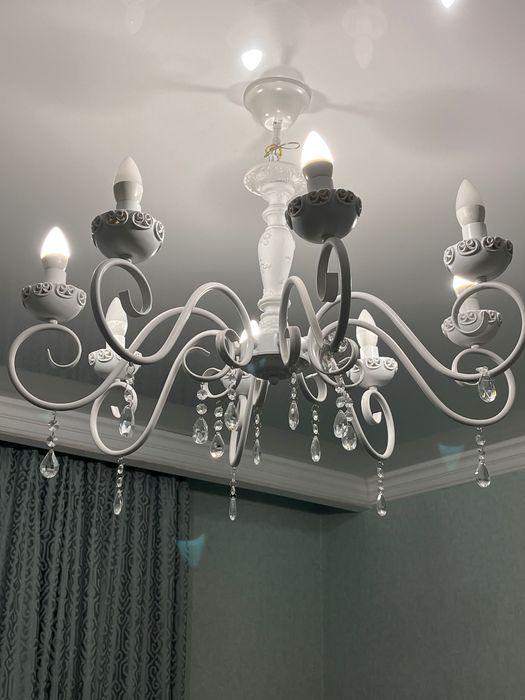 Продам люстру в белом цвете