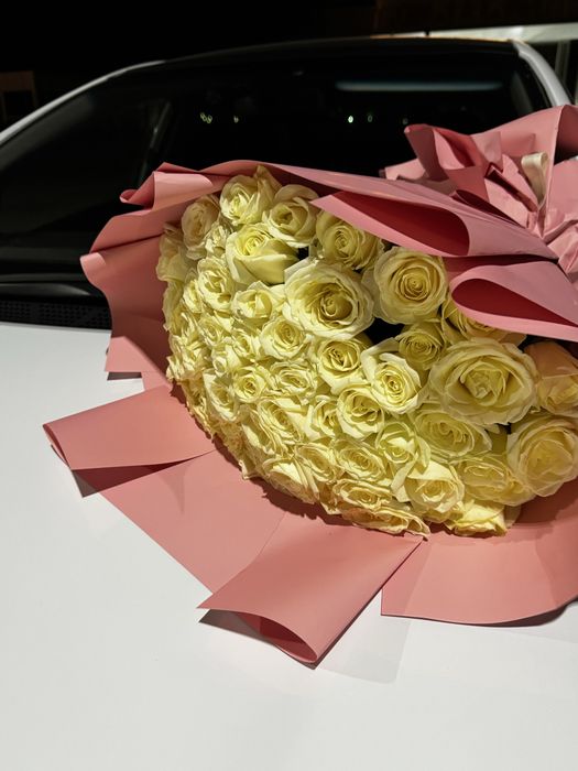 Продам белый букет из 71 роз