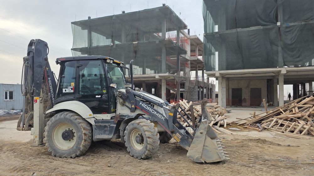 Услуги экскаватора-погрузчика