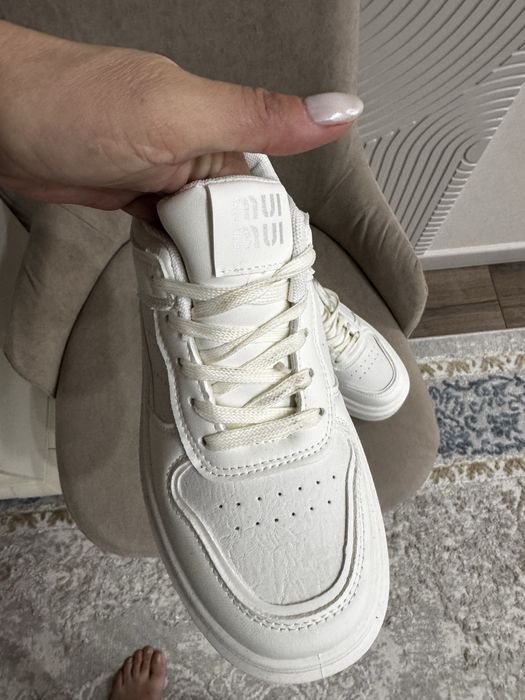 Продам кроссовки белые !