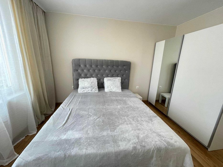 Двустаен обзаведен апартамент с две покрити паркоместа