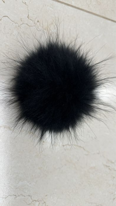 Натур помпон на кнопке