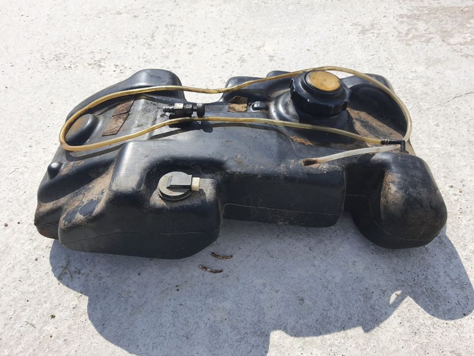 Rezervor tractoras tuns gazon 
Provine de pe un john deer
Cu senzor de