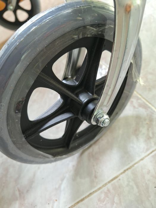 Комплект инвалиден стол с колела и санитарно-хигиенен подвижен стол. Нови