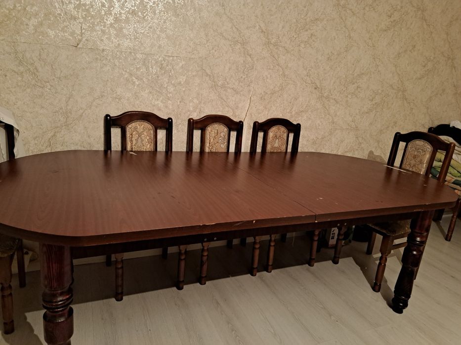 Продам стол в хорошем состоянии размер 4м в собранном виде 3м