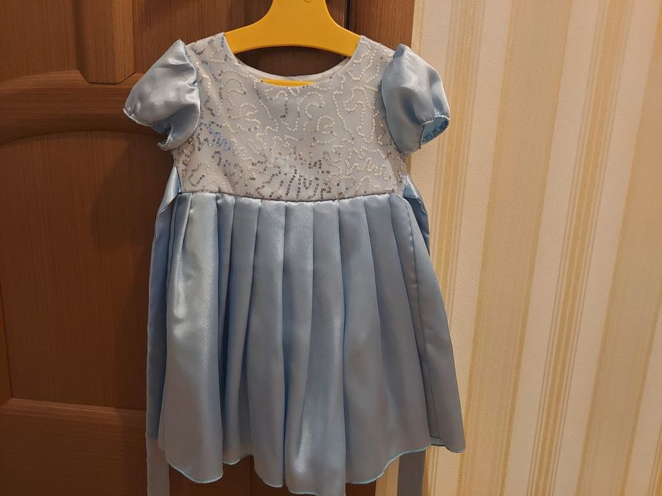 Продам платье на девочку 3-4 года