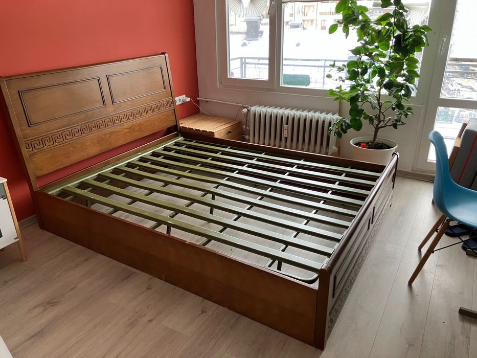 Спалня с метална подматрачна рамка и масивни елементи