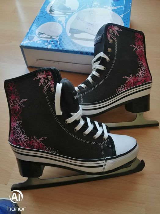 Канки за лед веднъж са обувани без забележки нови