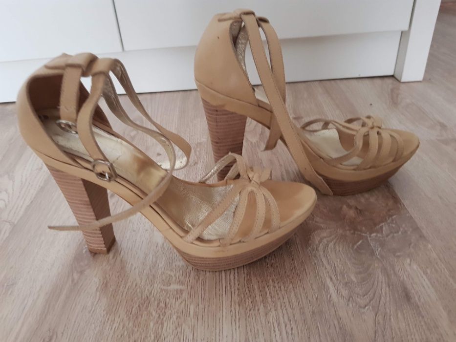 Елегантни обувки на висок ток