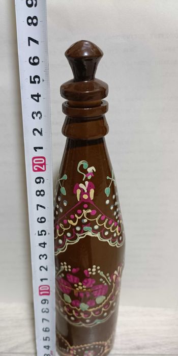 Деревянная статуэтка девушки