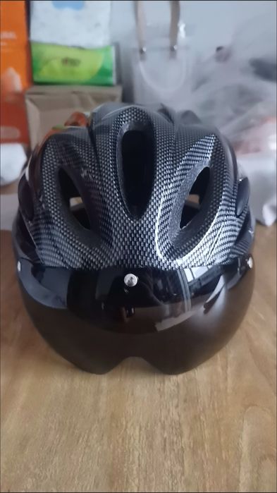 Шлем с защитной линзой