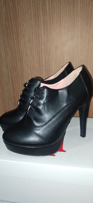 Обувки с ток     .