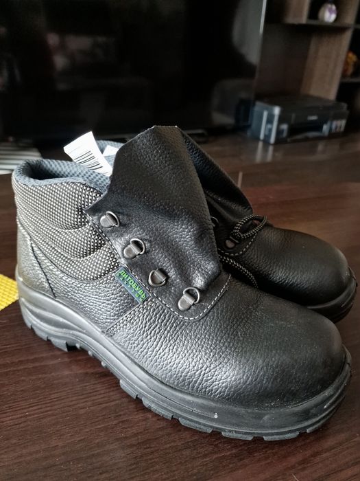 Продам рабочие ботинки