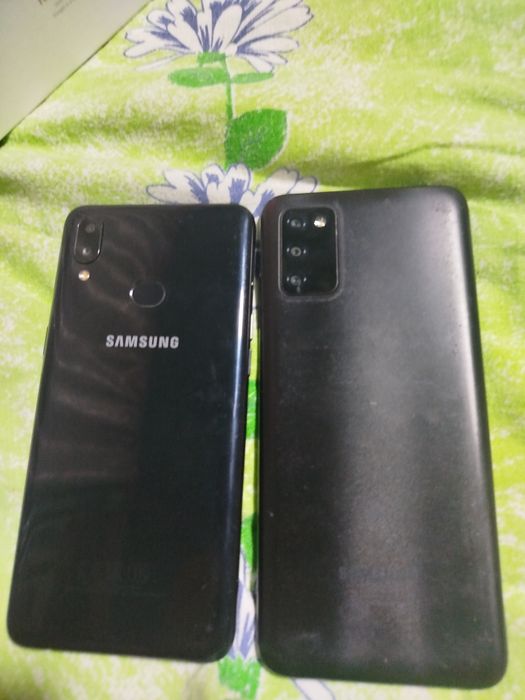 Продам 2 телефона  разбитые но рабочии