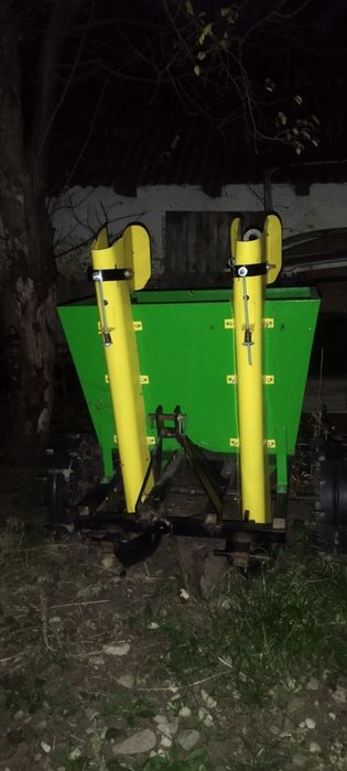 Vând masină plantat cartofi 2 rânduri