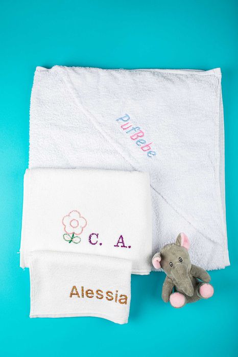 Prosop cu gluga pentru bebelusi | Brodat cu numele bebelusului