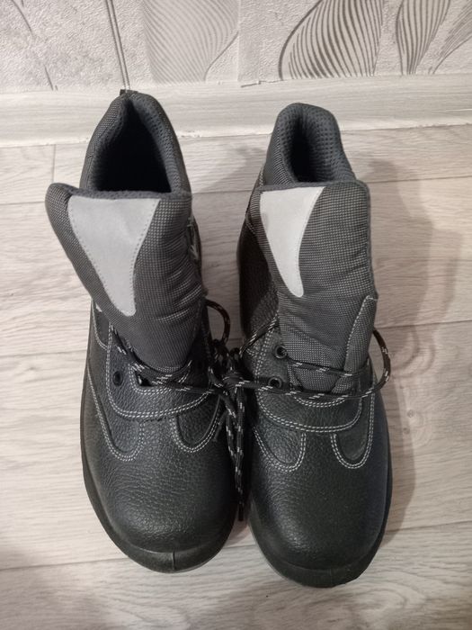 Продам рабочие ботинки