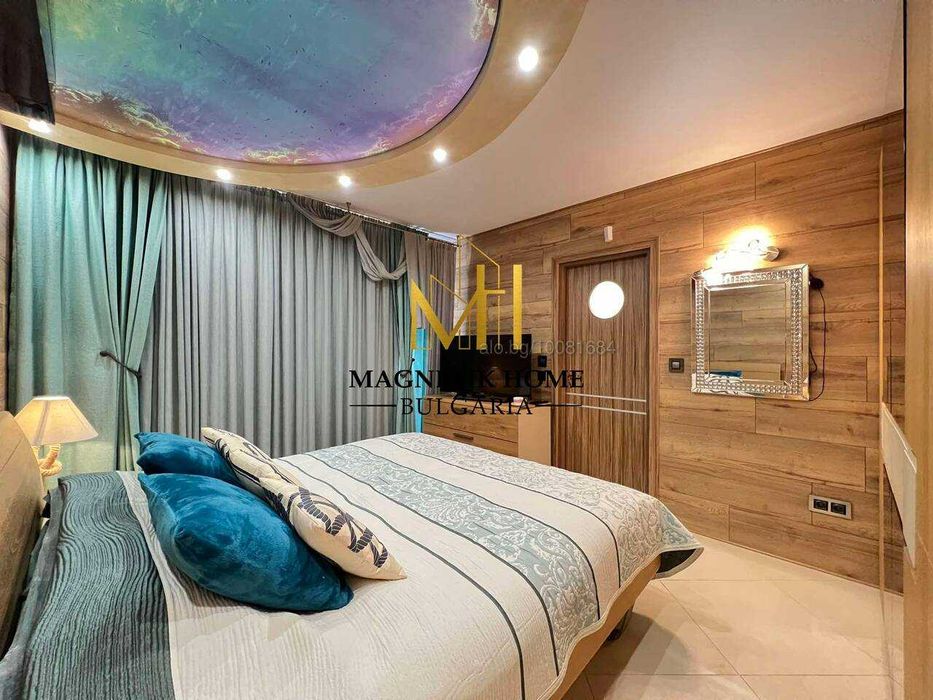 Луксозен двустаен апартамент с 2 бани и паркомясто в супер център