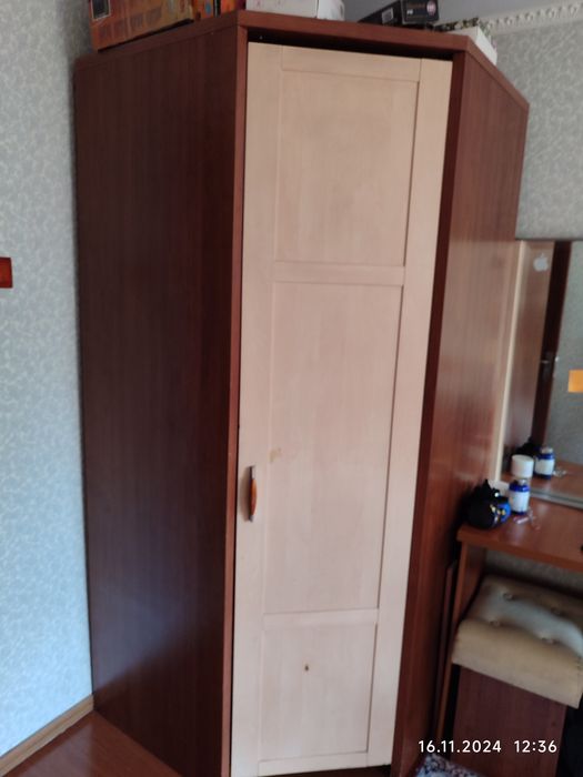 Шкаф и зеркало тумба