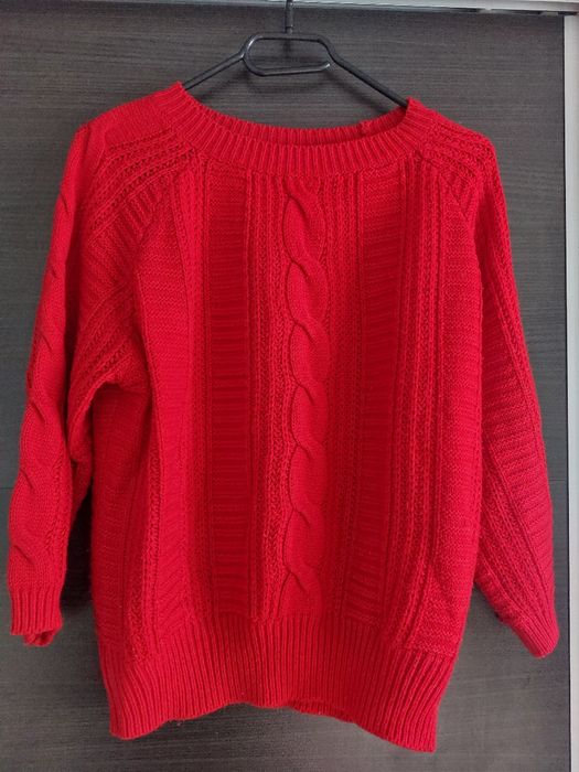 Плетен червен пуловер