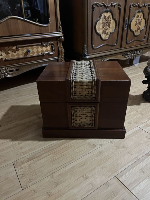 Сундук из красного дерева