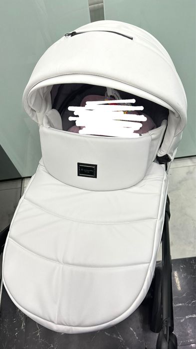 Коляска белая с 2 насадками