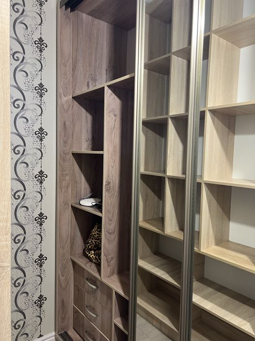 Продам шкаф в спальню и стол