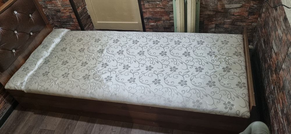 Кровать-сундук коричневого цвета.