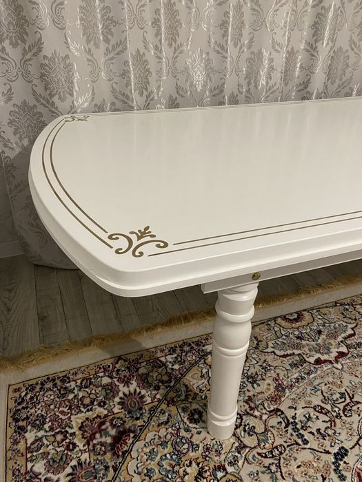 Стол гостиный белый