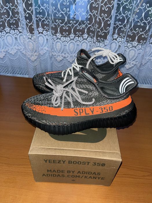 yezzy 350 V2 beluga