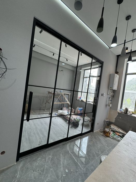 Установка душевых кабин и стеклянных ограждений и перила для лестницы