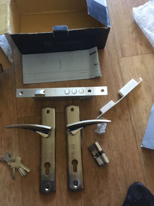 Замок с ручкой  дверной с ключами