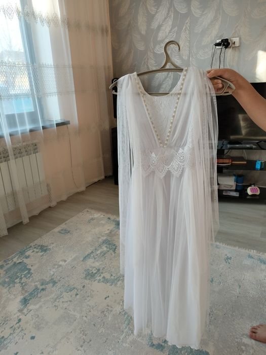 Продам платье белое красивое очень