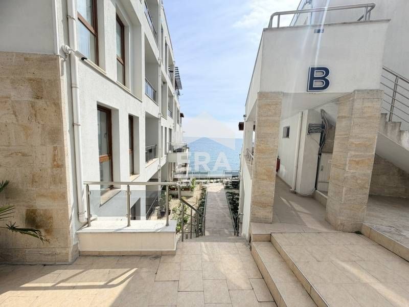 Двустаен, обзаведен, южен апартамент за продажба, с морска панорама, в